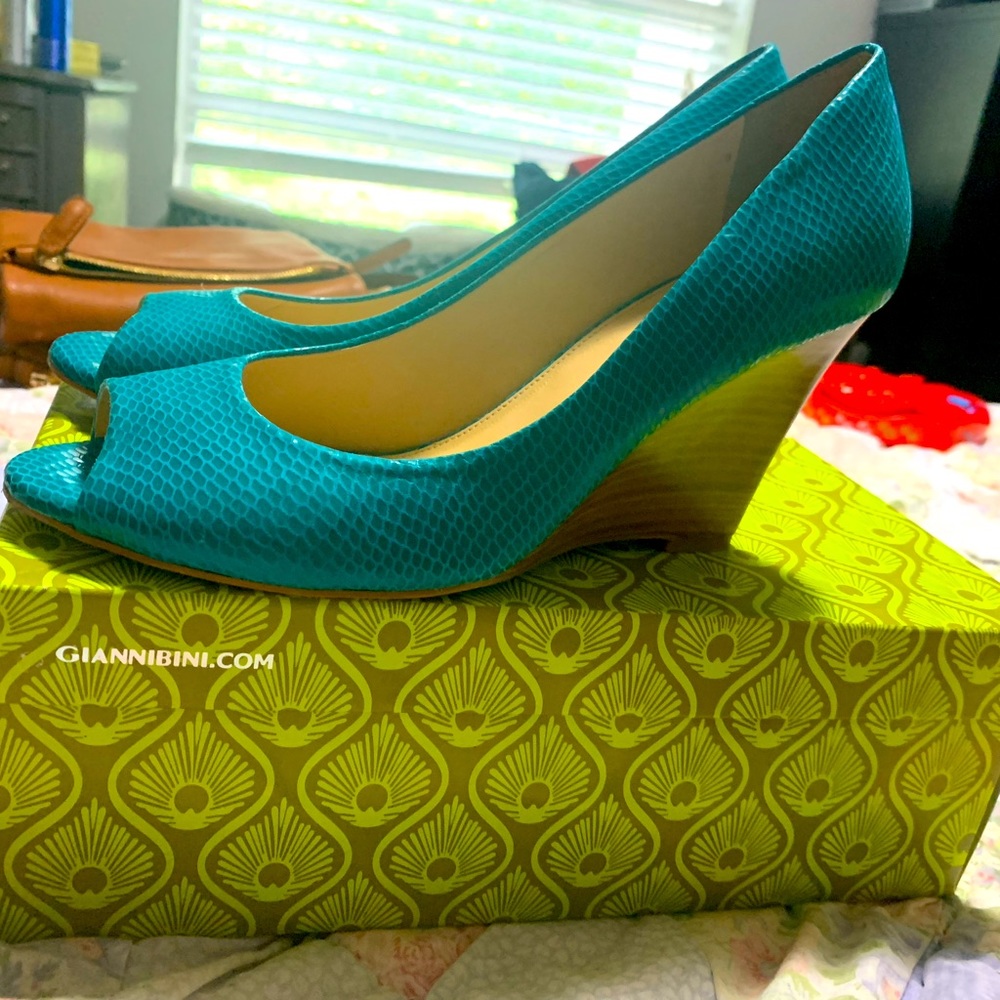 Super cute and comfy wedge heels